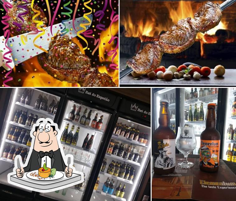 A comida e bebida do restaurante