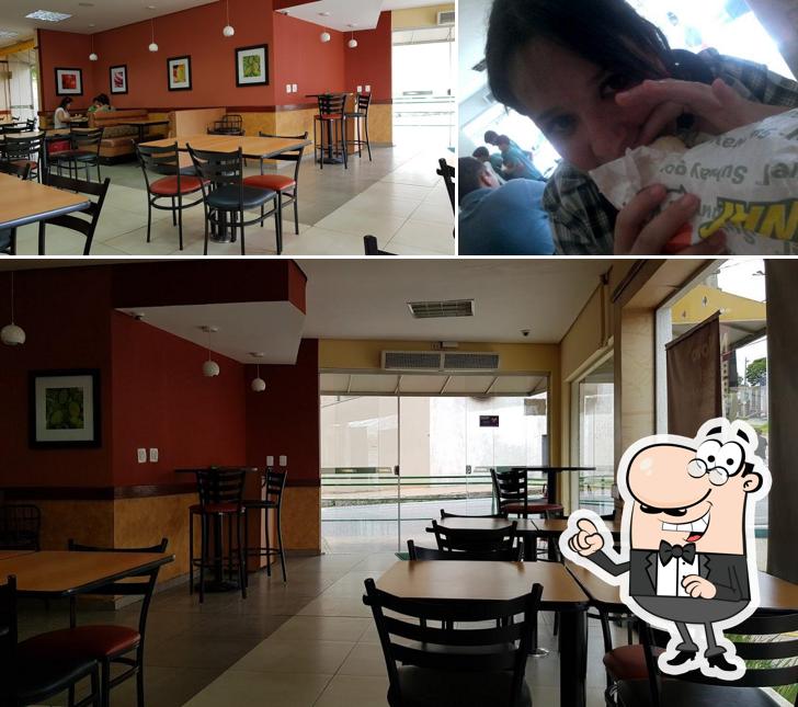 Sente em uma das mesas no Subway