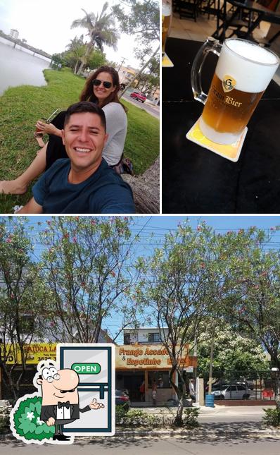 Entre diversos coisas, exterior e cerveja podem ser encontrados no Pardal Frango Assado e Lanches