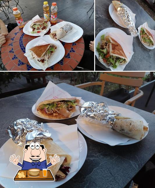 Tra le varie cose da Kebab Pizza Burek si possono trovare la cibo e interni