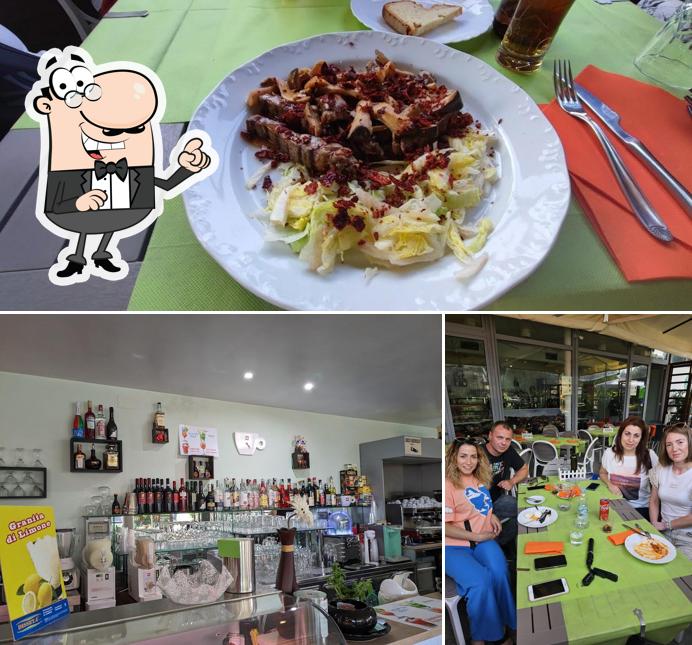 Siediti a un tavolo di Paradiso del boschetto