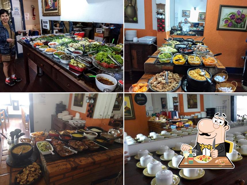 Comida em Restaurante Panela de Barro