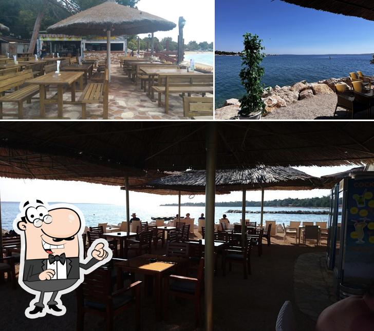 Siediti a un tavolo di Beach Bar Harpoon