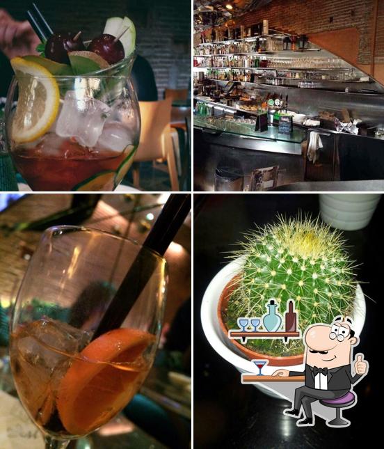 Installez-vous à l'une des tables de Friends Caffè 2