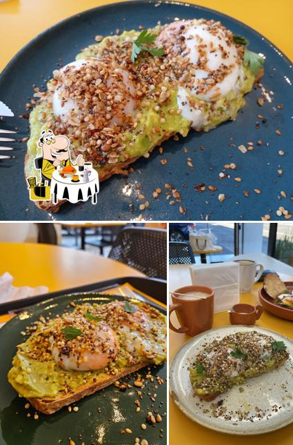 Torrada com abacate em L'Uovo