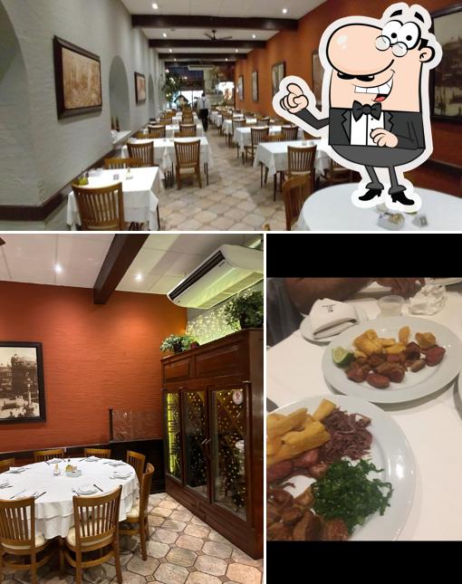 Sente em uma das mesas no O Gato Que Ri