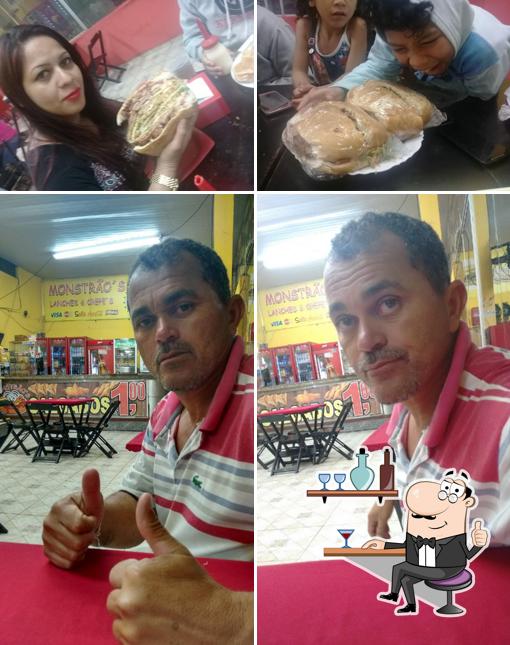 O interior do Monstrão's Lanches