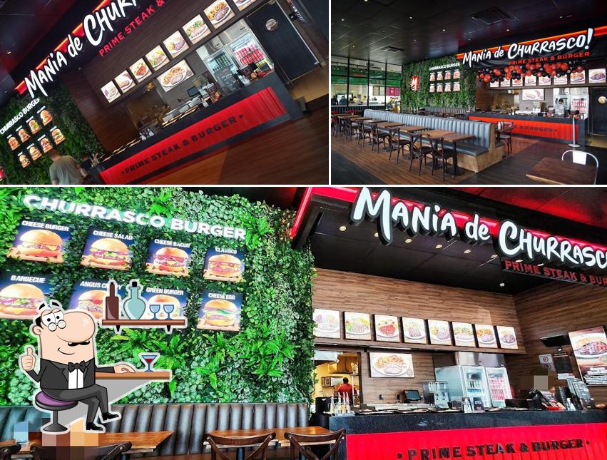 Sente em uma das mesas no Mania de Churrasco! Prime Steak & Burger