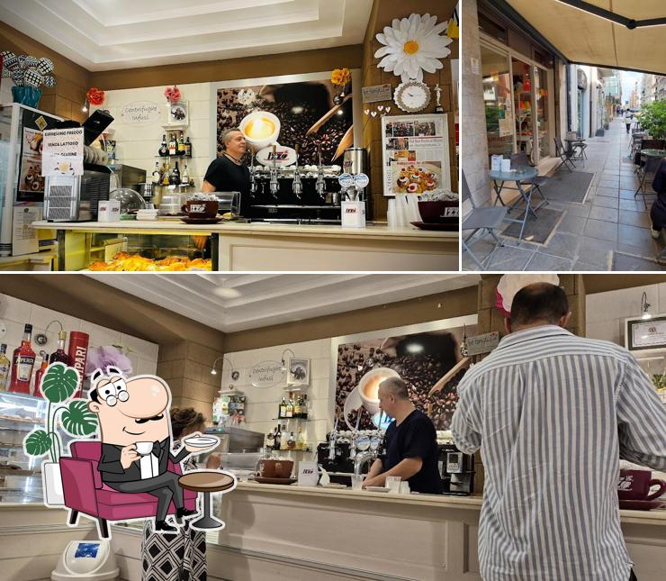 Dai un'occhiata agli interni di Mozart Caffé