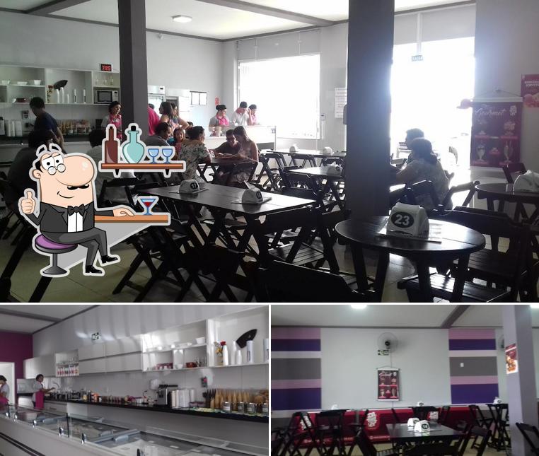 Sente em uma das mesas no Zammer Sorvetes