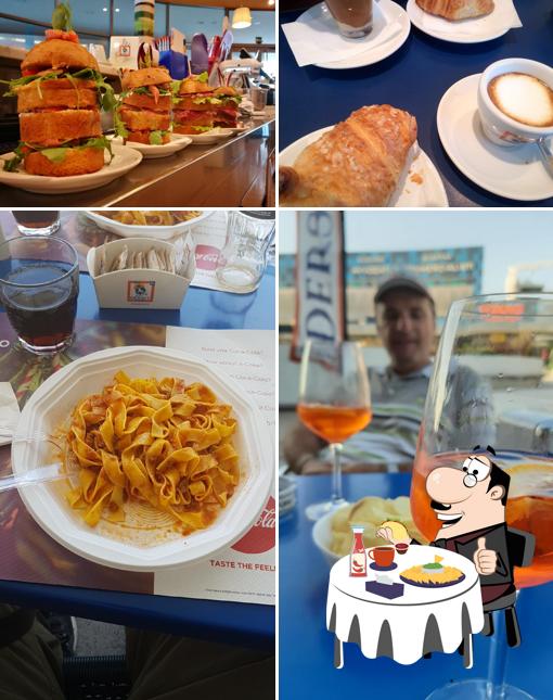 Prova un hamburger a Bottega del Caffè Dersut