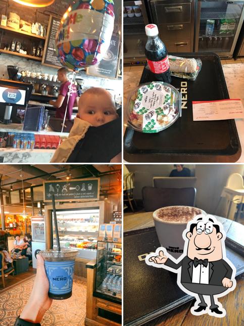 Siediti a un tavolo di Caffe Nero