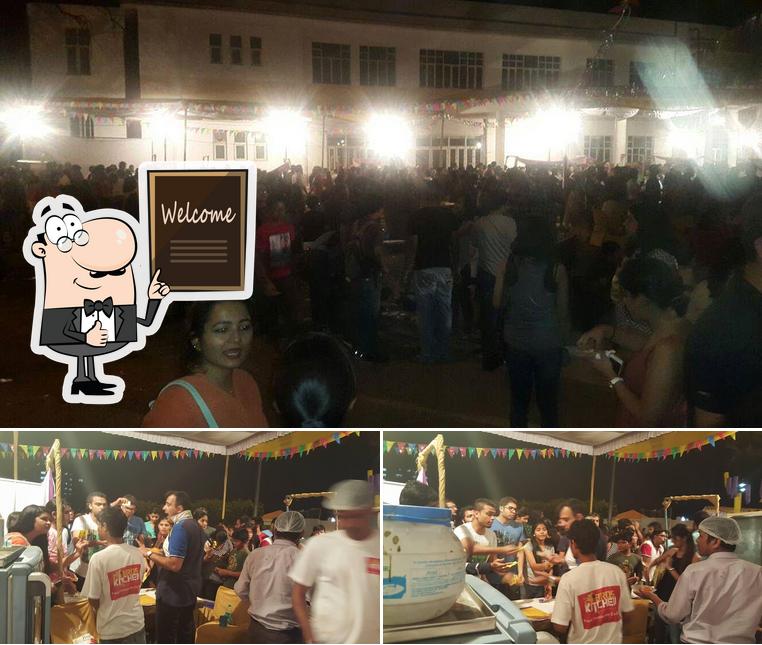 Look at the pic of 2 Bros Kitchen