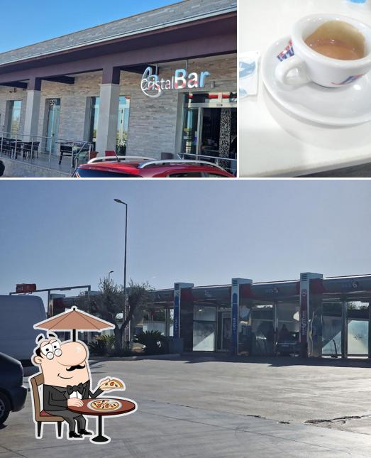 Guarda la foto che presenta la esterno e cibo di Cristal