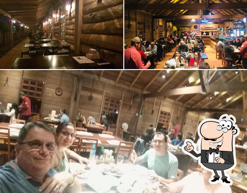 Sente em uma das mesas no Lumberjack Steakhouse