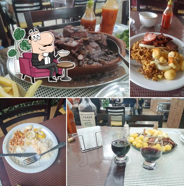 Sente em uma das mesas no Adega do Jabá