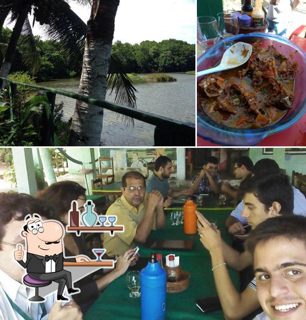 Sente em uma das mesas no Zé do Mangue