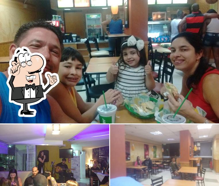 Sente em uma das mesas no Subway