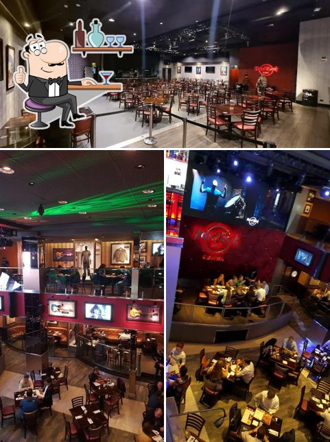 Sente em uma das mesas no Hard Rock Cafe Curitiba
