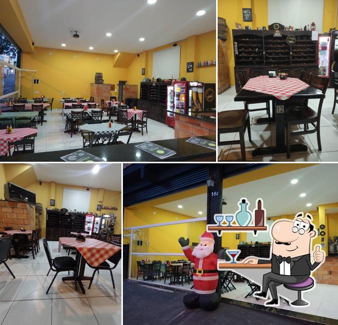 Sente em uma das mesas no Nova Casarão Pizzaria
