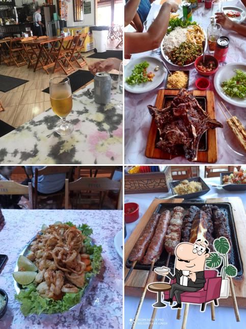 Sente em uma das mesas no Chucky Tupi Grill