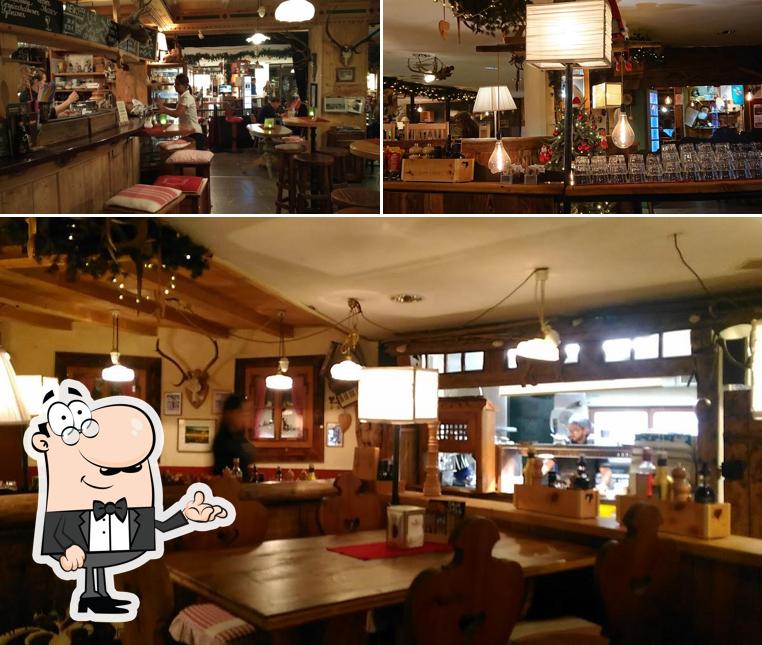 Siediti a un tavolo di Appartamenti Da la Vedla