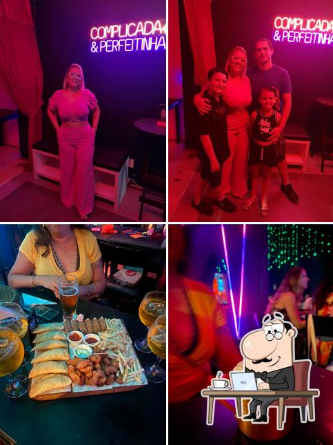 Sente em uma das mesas no Sofia Karaokê