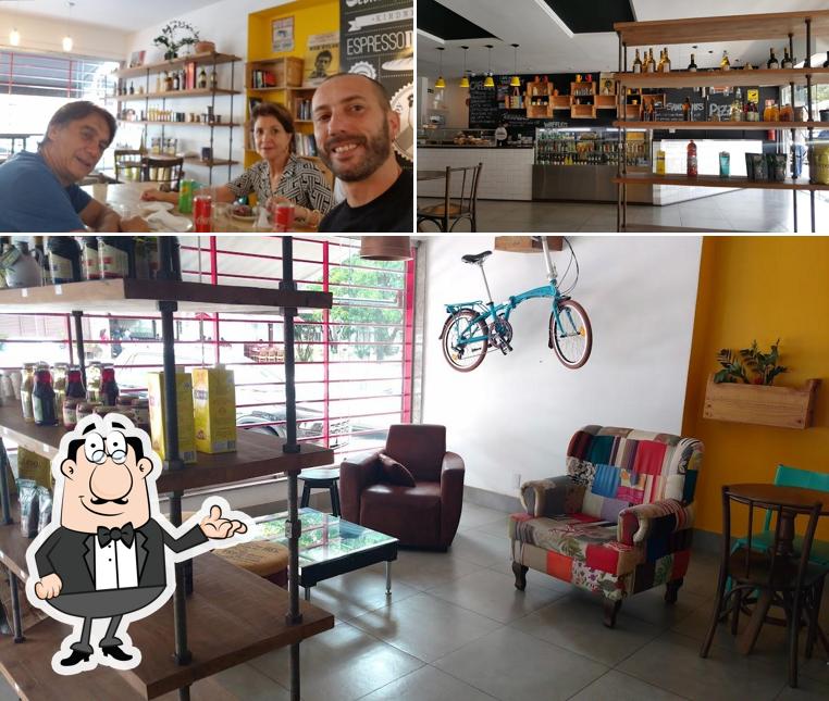 Sente em uma das mesas no Dylan Cafe & Bakery