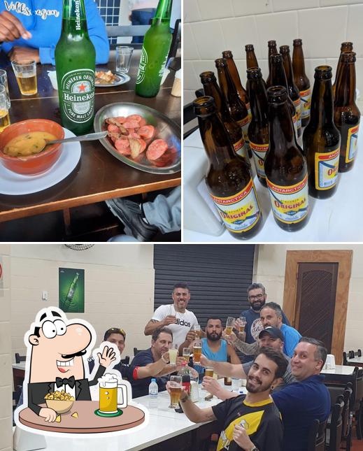 Desfute uma tulipa de cerveja leve ou escura