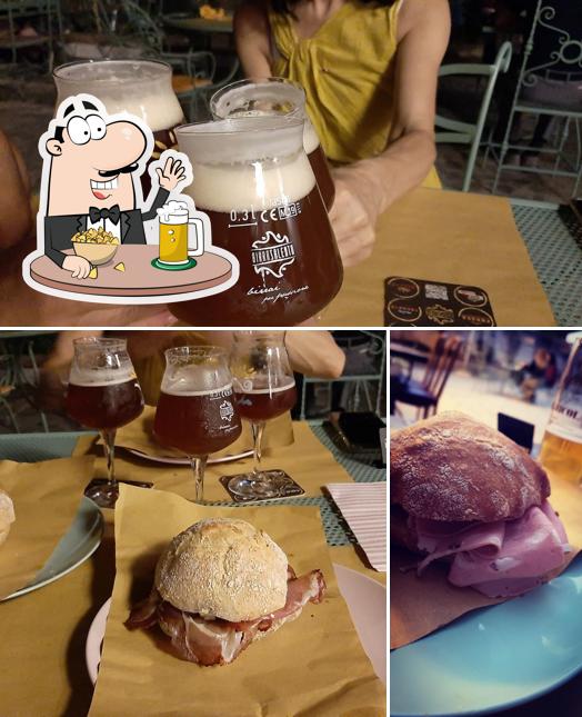 Puoi ordinare un rinfrescante bicchiere di birra chiara o scura