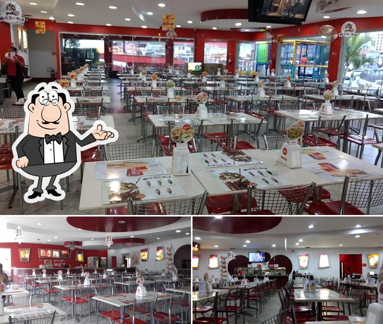 Sente em uma das mesas no Habibs