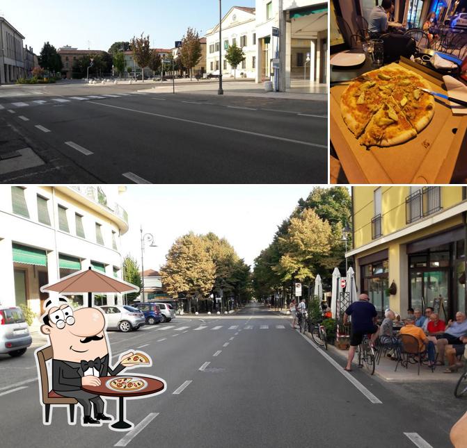 La immagine di esterno e pizza da Caffe' Centrale Di Marinelli Maria & C. Sas