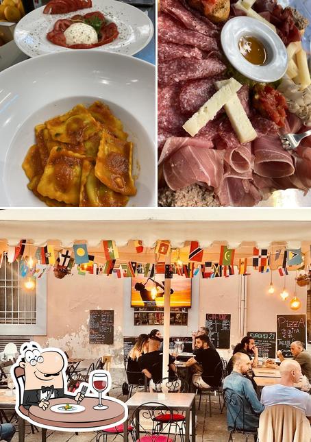 La cibo e interni del ristorante