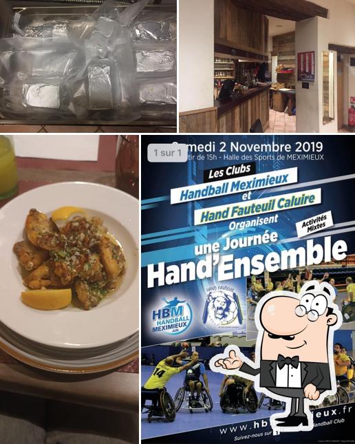 Installez-vous à l'une des tables de Restaurant Les Terrasses de Pérouges