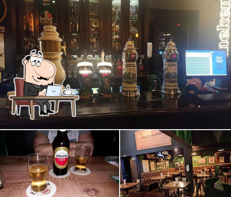 Sente em uma das mesas no Sheridan's Irish Pub
