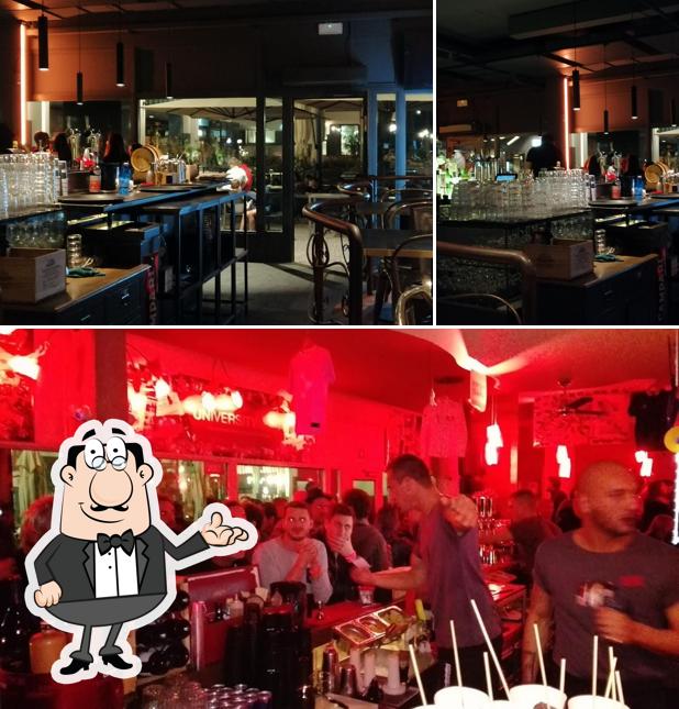 Siediti a un tavolo di Totem Plaza Cafe