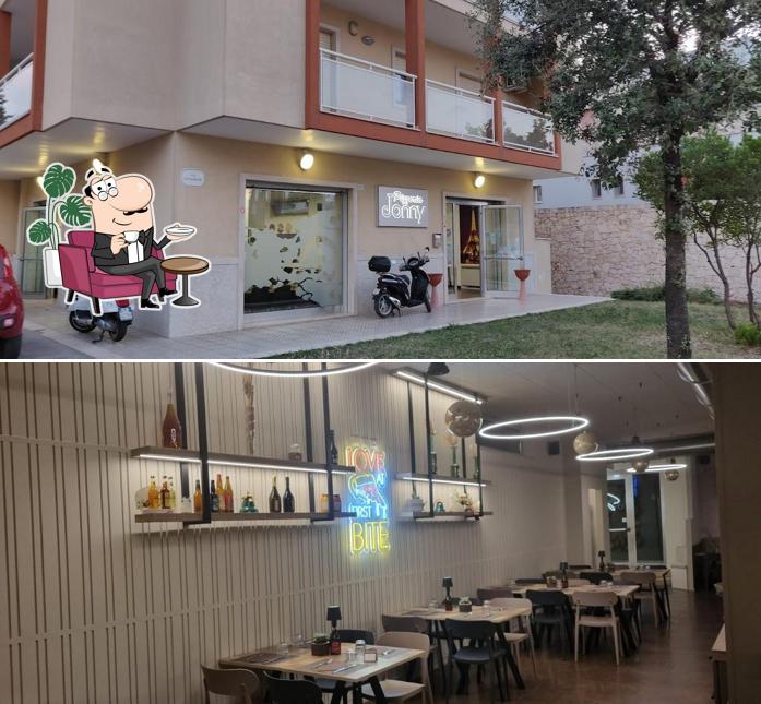 Dai un'occhiata agli interni di Pizzeria Jonny