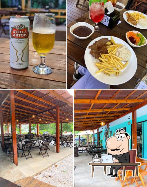 A interior e bebida do restaurante