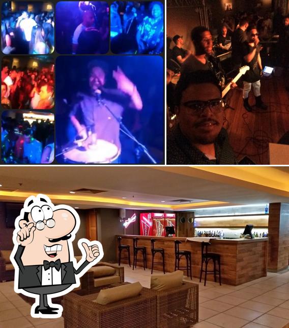 Sente em uma das mesas no Poa Club