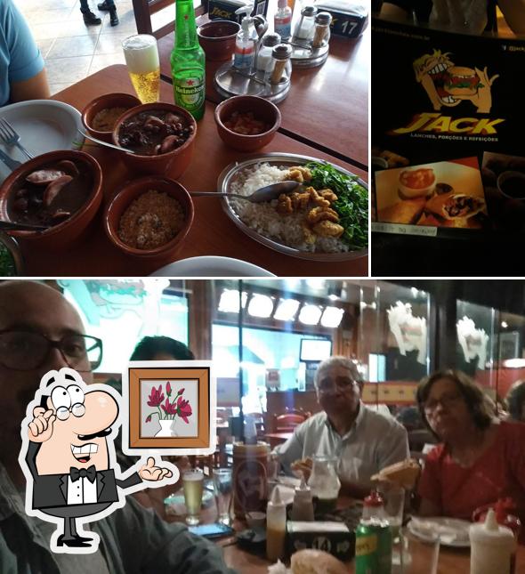 Sente em uma das mesas no Jack Lanches e Chopperia - Desde 2023