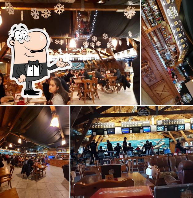 Siediti a un tavolo di Hunger Burger