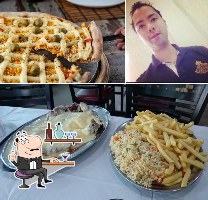 Sente em uma das mesas no Mais Passarela