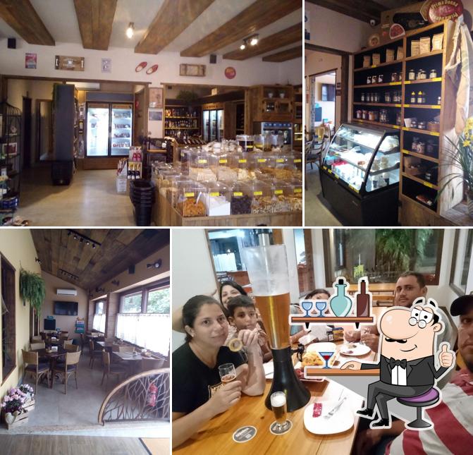 Sente em uma das mesas no DeKlomp