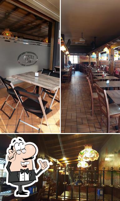 Dai un'occhiata agli interni di Tivoli Pub