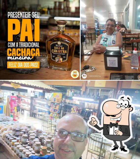 A interior e bebida do restaurante