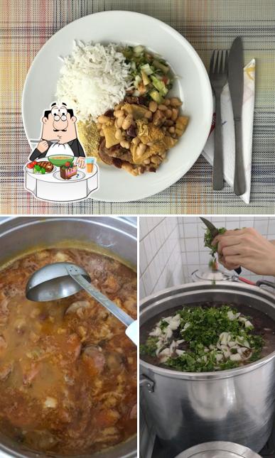 Sopa quente e azeda picante chinesa em Santa feijoada e dobradinha