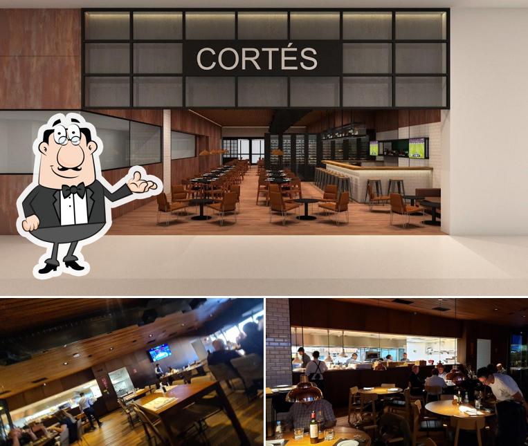 Sente em uma das mesas no Cortés Asador