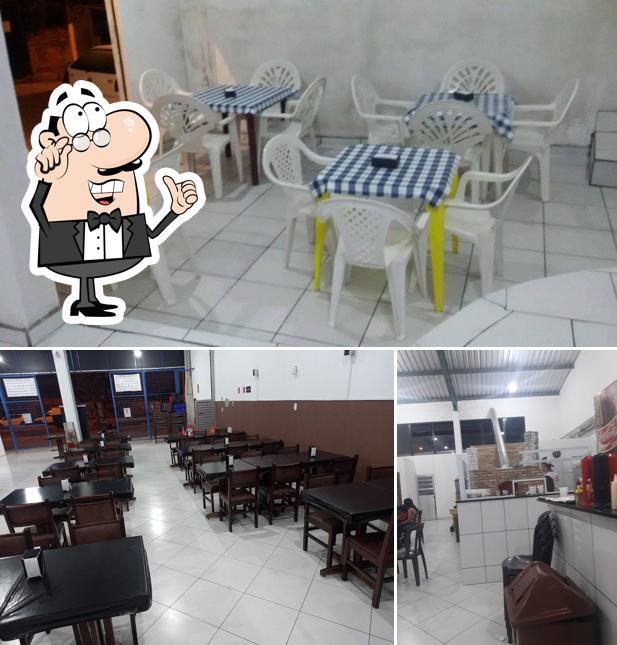 Sente em uma das mesas no Almeida Lanches & Pizza