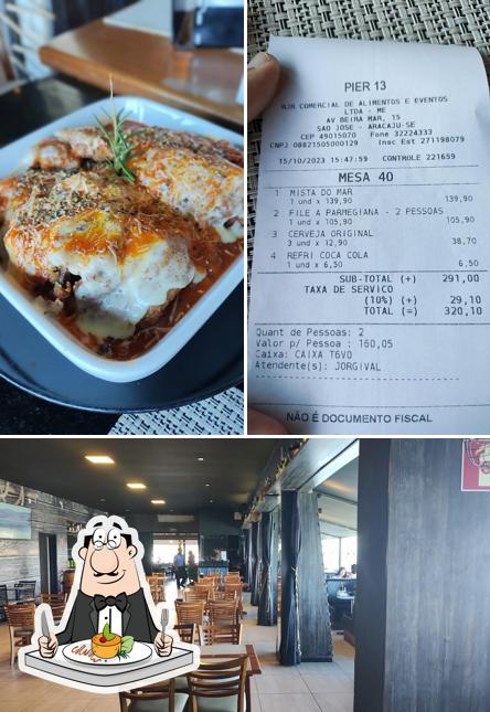 A comida e interior do restaurante