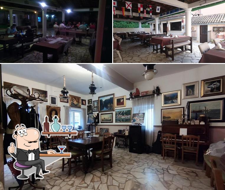 Siediti a un tavolo di Obiteljski restoran Konoba Toni Skradin